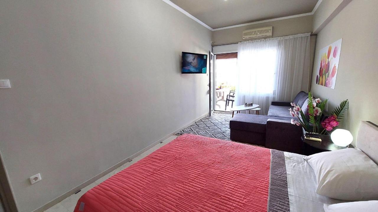 Vista Mare Beachfront Apartment. Saronida