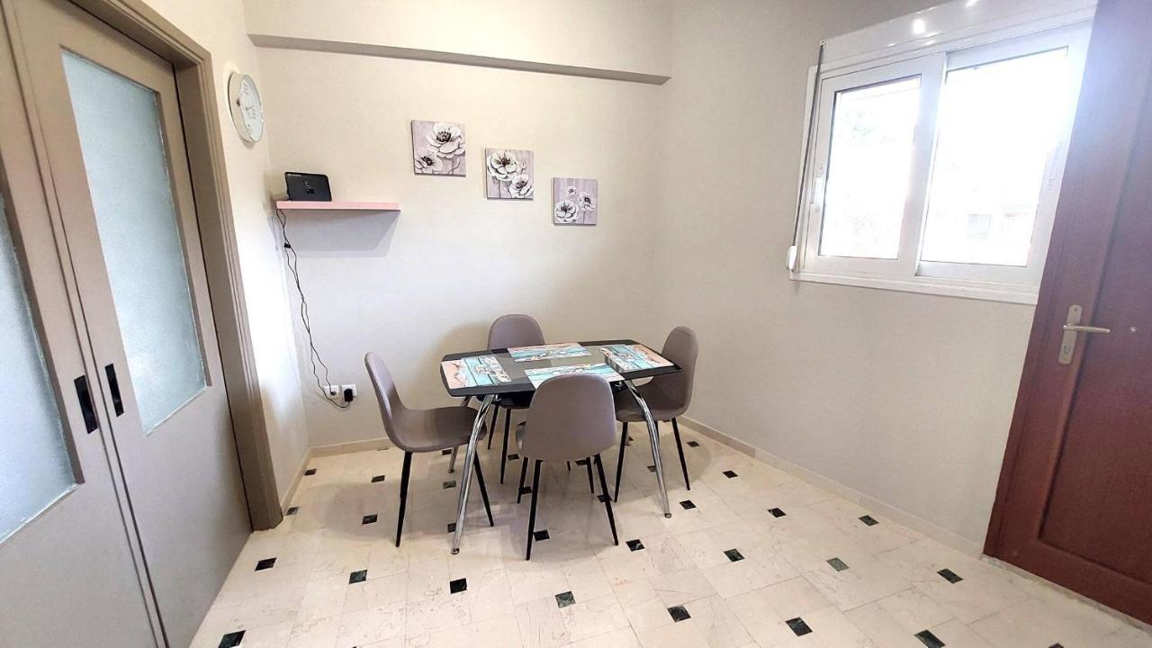 Vista Mare Beachfront Apartment. * Saronida