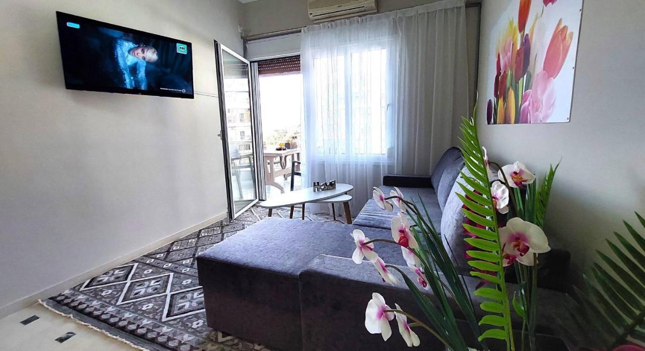 Vista Mare Beachfront Apartment. *