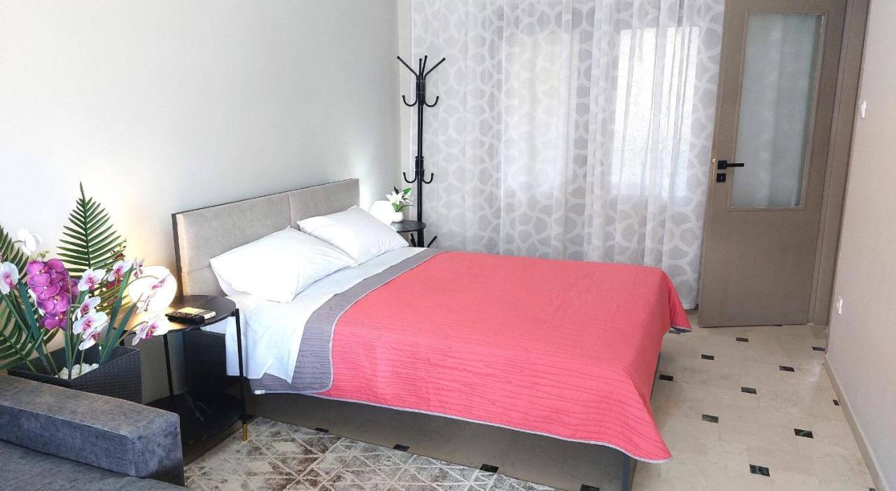 Vista Mare Beachfront Apartment. * Saronida