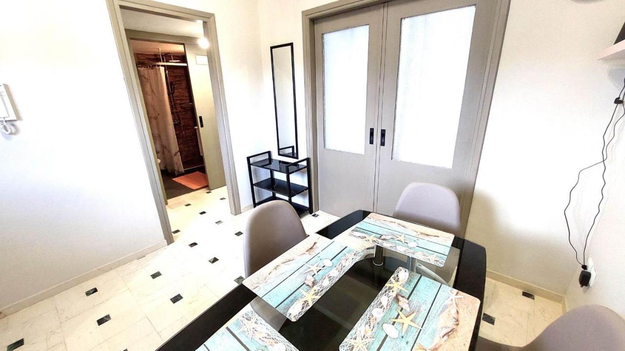 Apartment Vista Mare Beachfront Apartment. *